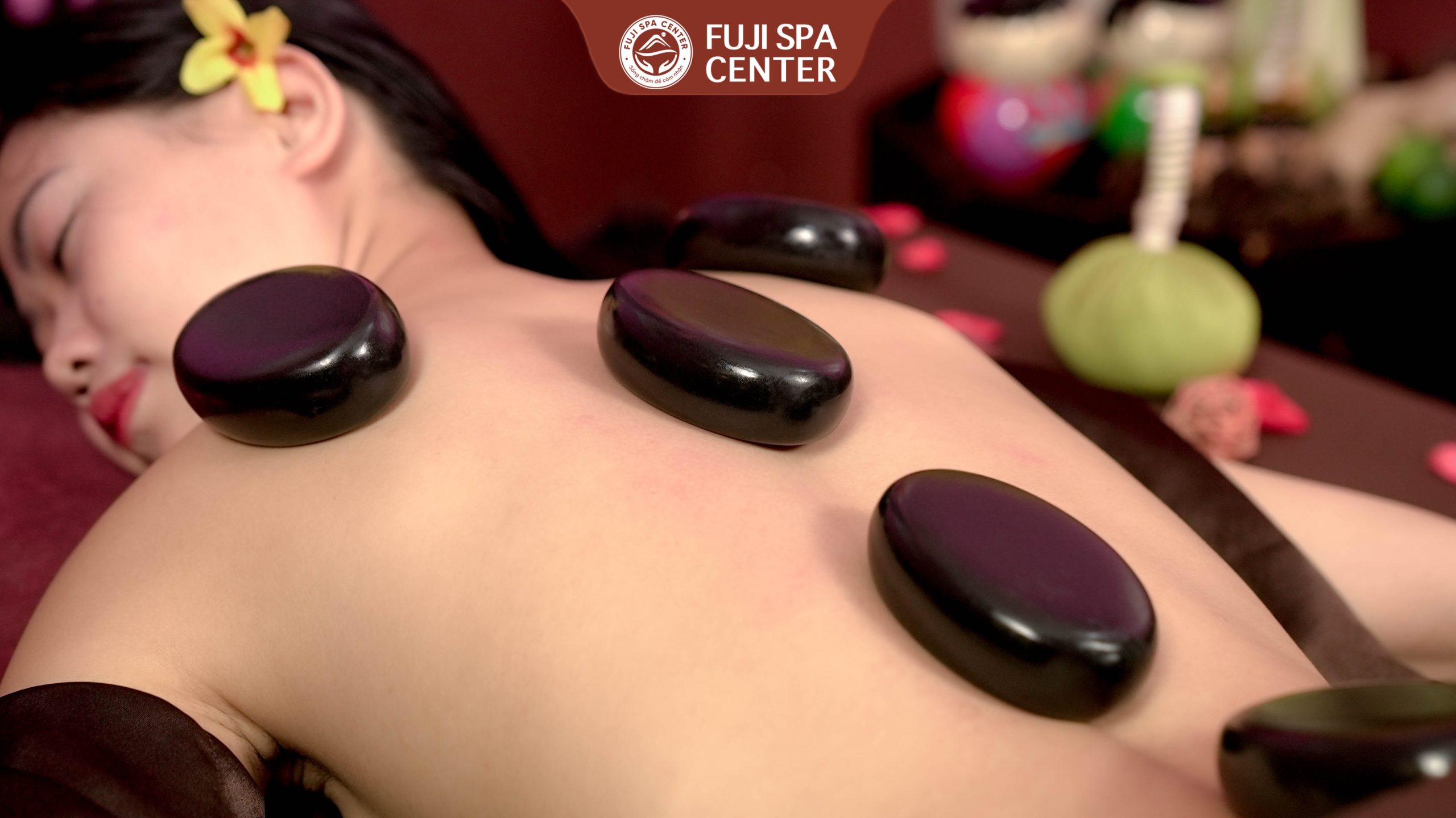 massage body đá nóng